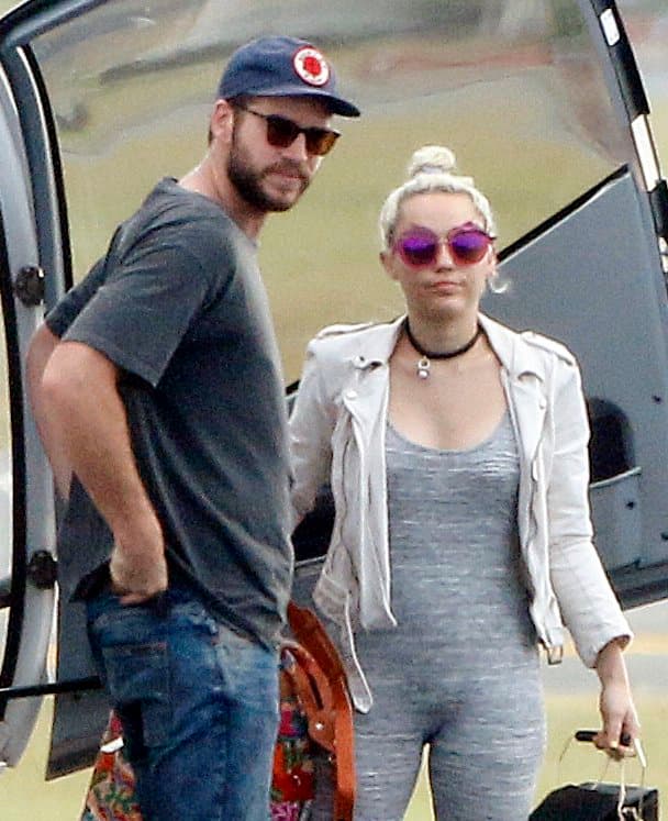 Esta aclaración sucedió horas después de que el diario británico 
<b><a href="https://www.dailymail.co.uk/tvshowbiz/article-7348187/A-downcast-Liam-Hemsworth-breaks-silence-shock-split-wife-Miley-Cyrus.html" target="_blank">Daily Mail</a></b> publicó una supuesta declaración de él obtenida la mañana de ese mismo lunes cuando el actor salió de la casa de playa de 
<b><a href="https://www.univision.com/famosos/hermanos-famosos-de-celebridades-que-quiza-no-conocias-fotos#7fed52610000" target="_blank">su hermano Chris Hemsworth,</a></b> en Byron Bay, Australia, rumbo a un establecimiento de venta de yogur.