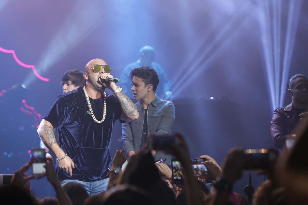 Lo que todos estaban esperando se dio casi al final de la velada, Wisin con CNCO en el mismo escenario.