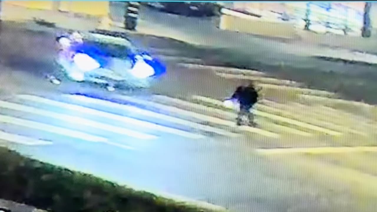 LAPD busca a conductor que huyó tras atropellar a un joven que quedó gravemente herido