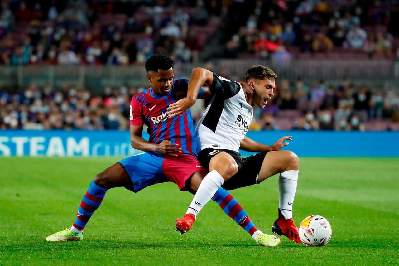 El Barcelona se lleva el triunfo sobre el Valencia con marcador 3-1, durante la novena jornada en La Liga. José Luis Gayá ponía arriba a los 'Chés' al minuto 5', pero Ansu Fati (13'), Memphis Depay con un penalti (41') y Philippe Coutinho (85') le dieron la victoria al equipo dirigido por Koeman.