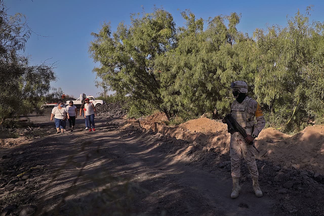 Elementos militares han sido apostados en los alrededores del área donde ocurrió el accidente en la mina. En junio del año pasado, siete mineros murieron tras el 
<a href="https://www.univision.com/noticias/america-latina/mineros-mina-mexico-muertos">colapso de otra mina de carbón en la región de Múzquiz</a>, localizada también en Coahuila, el principal productor de dicho mineral en México.