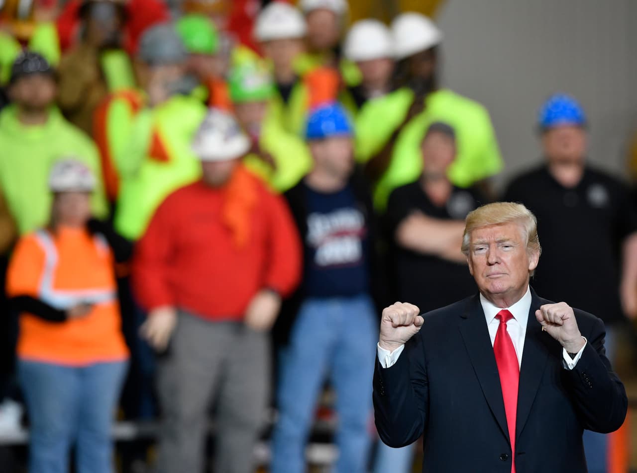 El presidente Donald Trump en un mitin con trabajadores industriales cerca de Cleveland, Ohio.