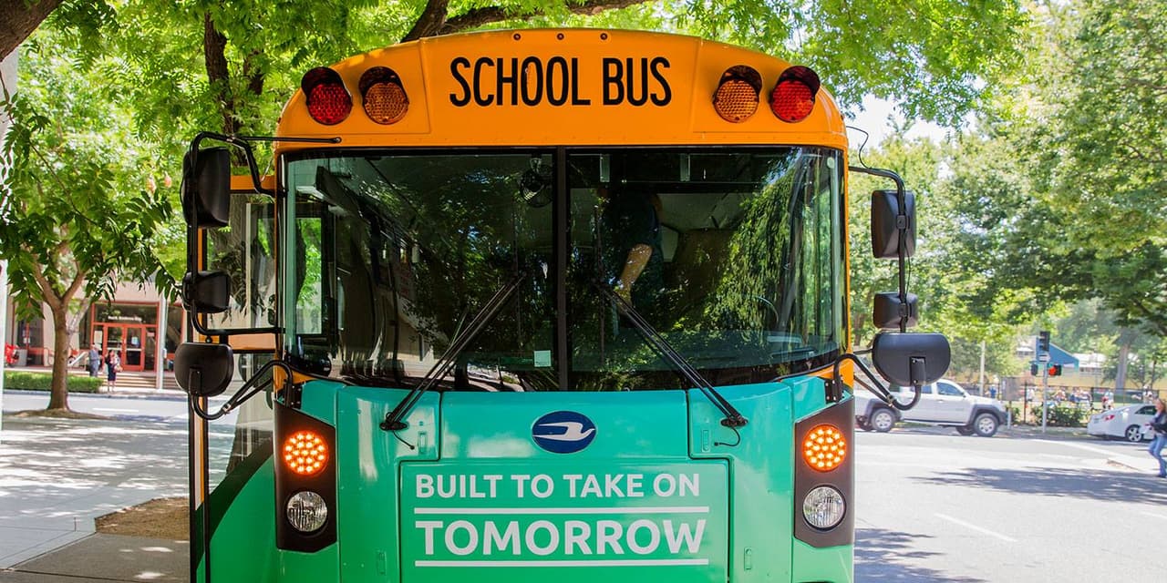 Escuelas en el Condado de Kern estrenan autobuses eléctricos
