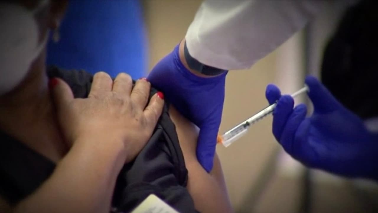 Los CDC dicen que los datos continúan mostrando la importancia de la vacunación y las dosis de refuerzo para proteger a las personas tanto de la infección como de los resultados graves de la covid-19.