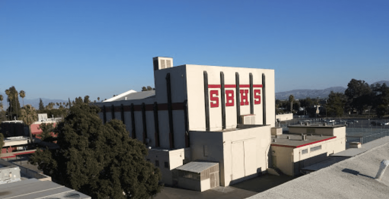 <b>San Bernardino High School</b>
<br>Dirección: 1850 North E Street, San Bernardino, CA 92405
<br>