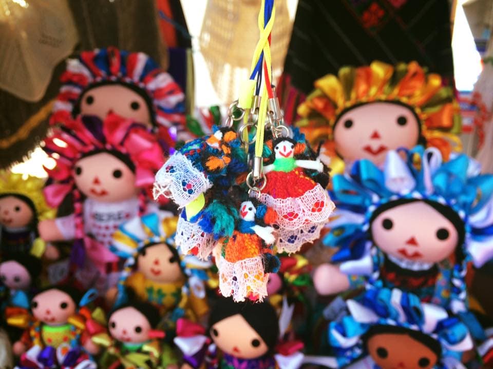Cómo una muñeca artesanal indígena mexicana venció a una imitación 'hecha en China' 
