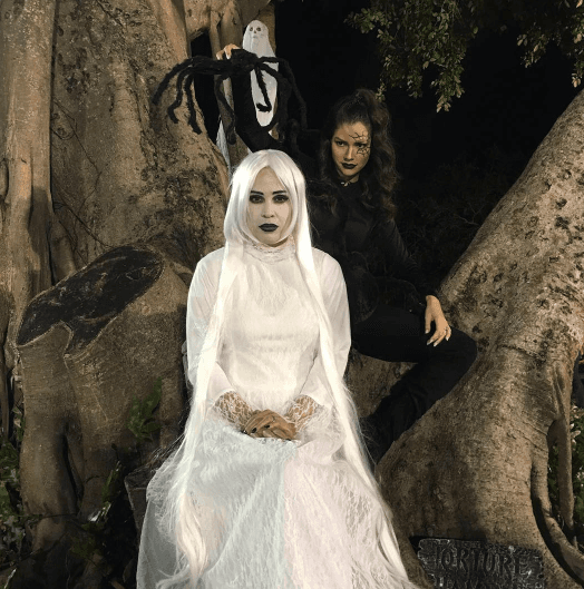 Karla y Ana muy en su papel, con esas caras sí que nos dan miedo.