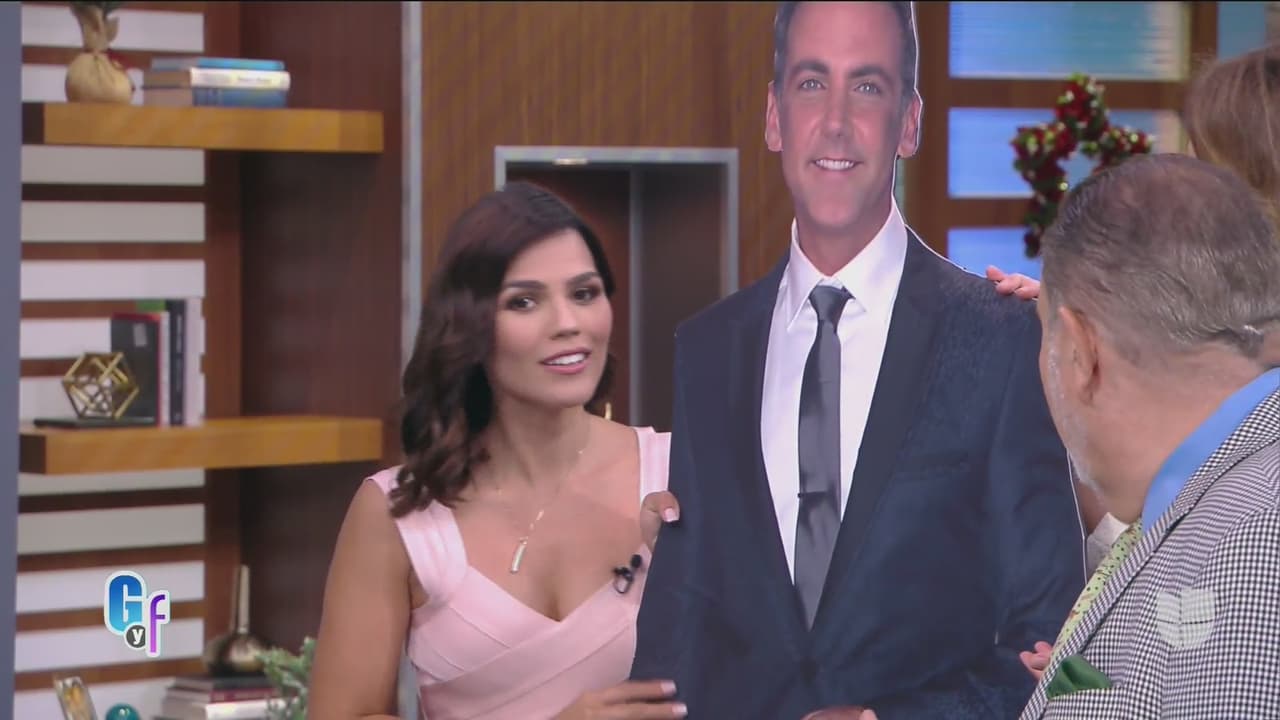 “Yo estoy muy chaparrita, pero aquí me lo pusieron muy alto”, comentó la presentadora mexicana al ver a su prometido impreso en una imagen de cartón.