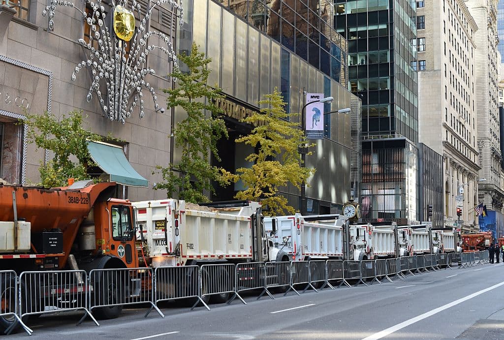 En noviembre de 2016, a muchos les sorprendió cuando camiones de arena del Departamento de Sanidad de la ciudad se emplearon por la Torre Trump como barreras y otra medida de protección al presidente electo.