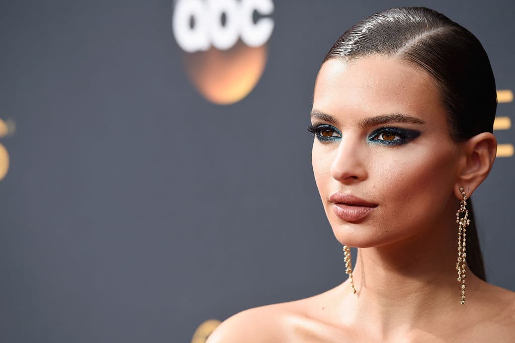 Uno de los maquillajes más arriesgados de la noche fue el de 
<a href="http://www.imdb.com/name/nm1589279/">Emily Ratajkowski</a>. El delineado en tono verde esmeralda la hizo verse sofisticada y sexy al mismo tiempo.
<br>