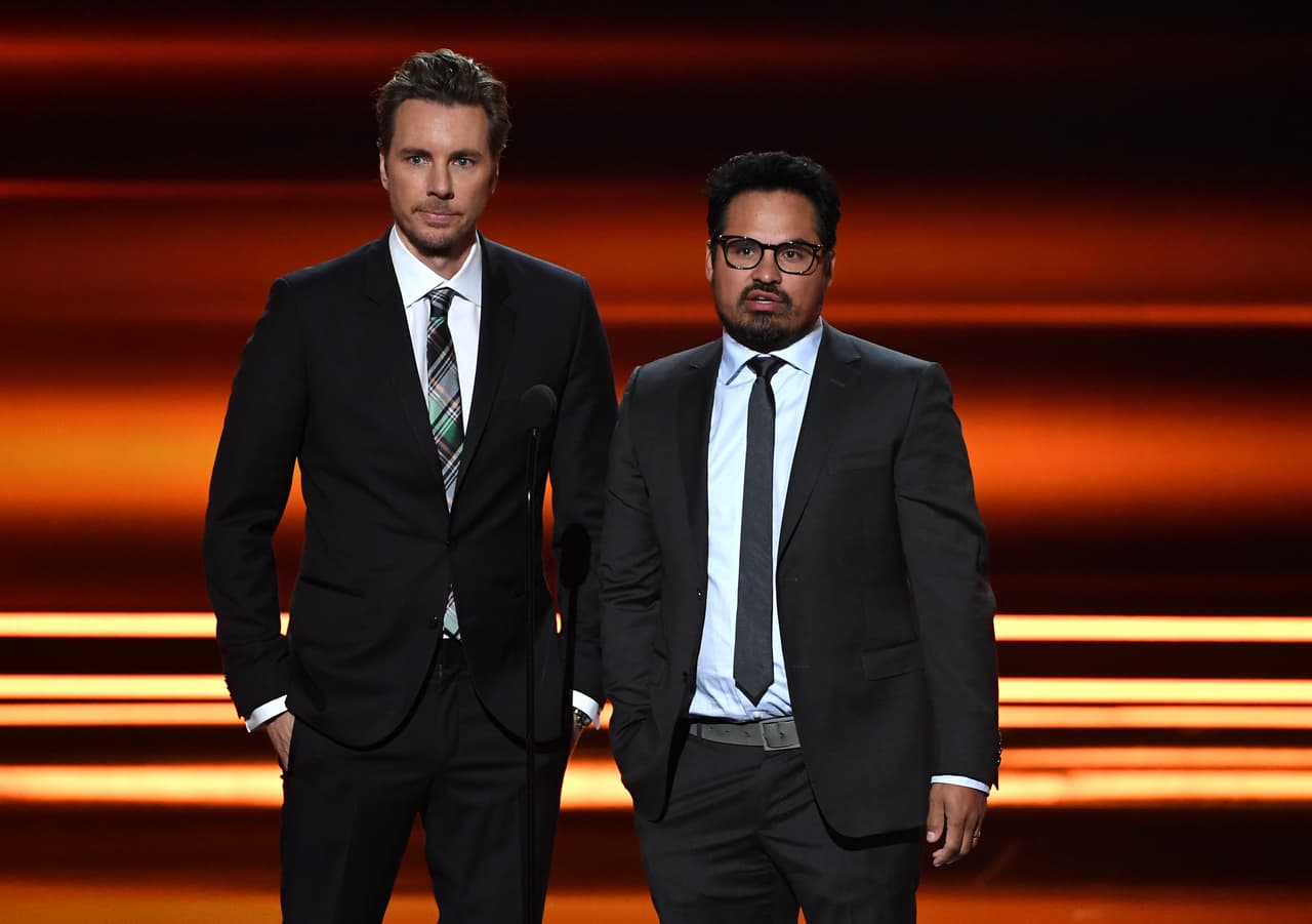 Los primeros presentadores de la noche fueron Dax Shepard y Michael Peña, estrellas de la nueva adaptación de 'CHIPs'