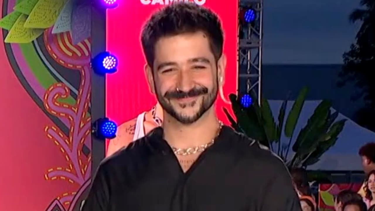 Camilo queda fascinado por el recibimiento de la Tribu en Panamá para Premios Juventud
