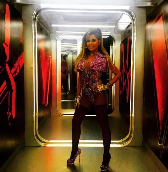Gloria mostrando sus largas piernas en el set de 'La Voz México'