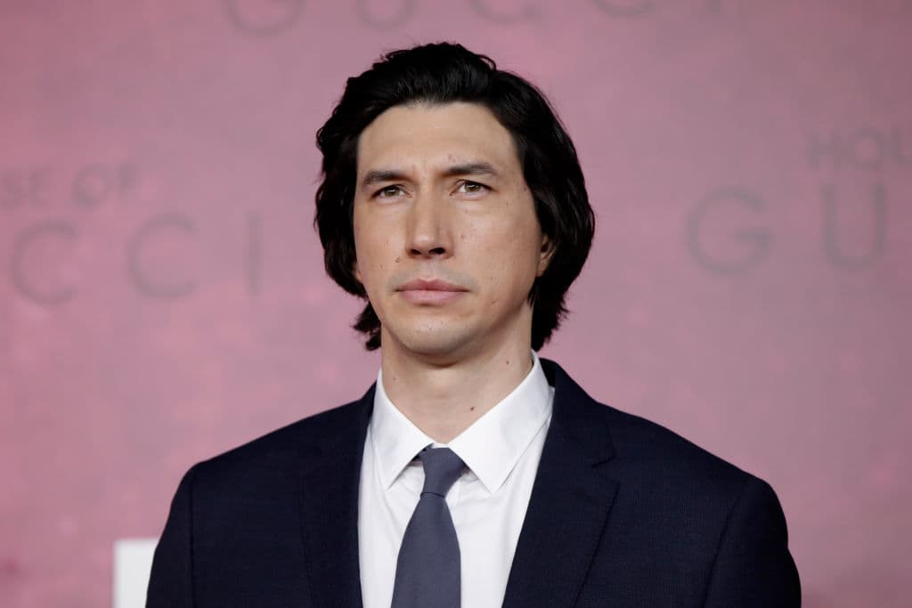 <b>Adam Driver </b>
<br>Antes de ser el villano en la trilogía más reciente de ‘Star Wars’ con el papel de Kylo Ren, el esposo de Scarlett Johansson en ‘Marriage Story’, e incluso antes de su rol que le dio fama en la serie ‘Girls’ en 2012, Driver apareció en la temporada 13, en el episodio 11 de la serie criminal.