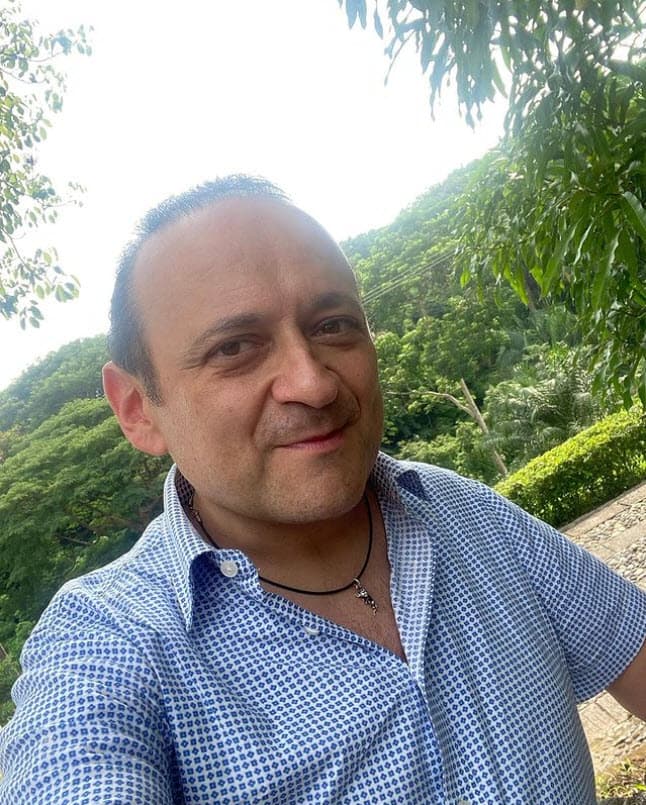 "Gracias por diseñar vestuarios para mis shows, por tus premios como diseñador joven, por ser un estudiante entusiasta y ejemplar".
<br>