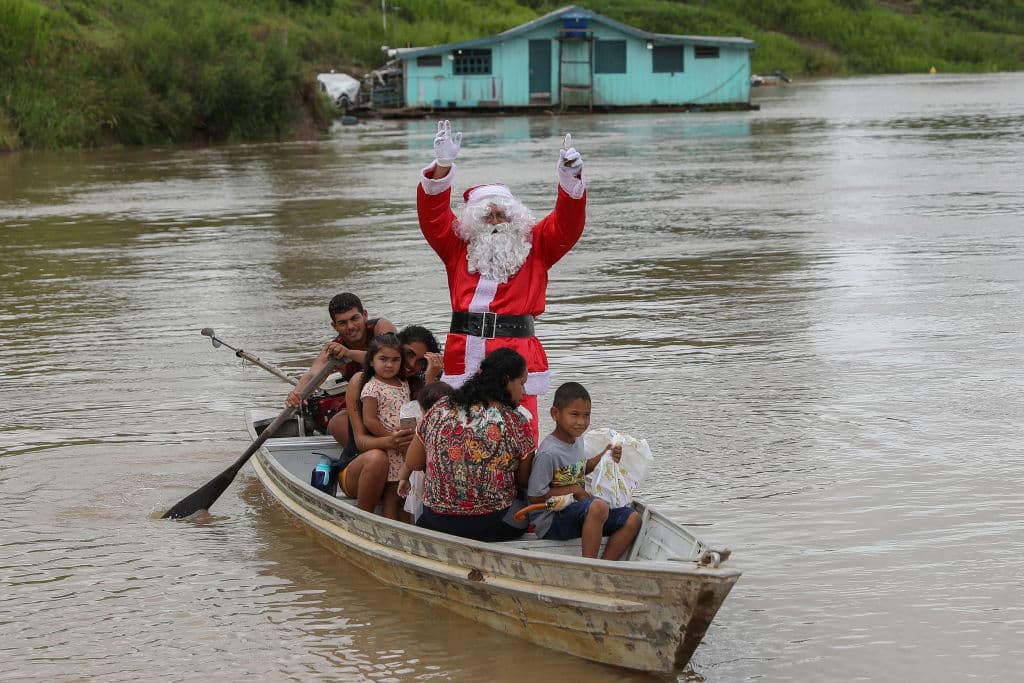 Esta vez, por ejemplo, tiene que tomar una pequeña barca para acceder a otros recodos del río. También le toca cruzar puentes o hacer largas caminatas.
