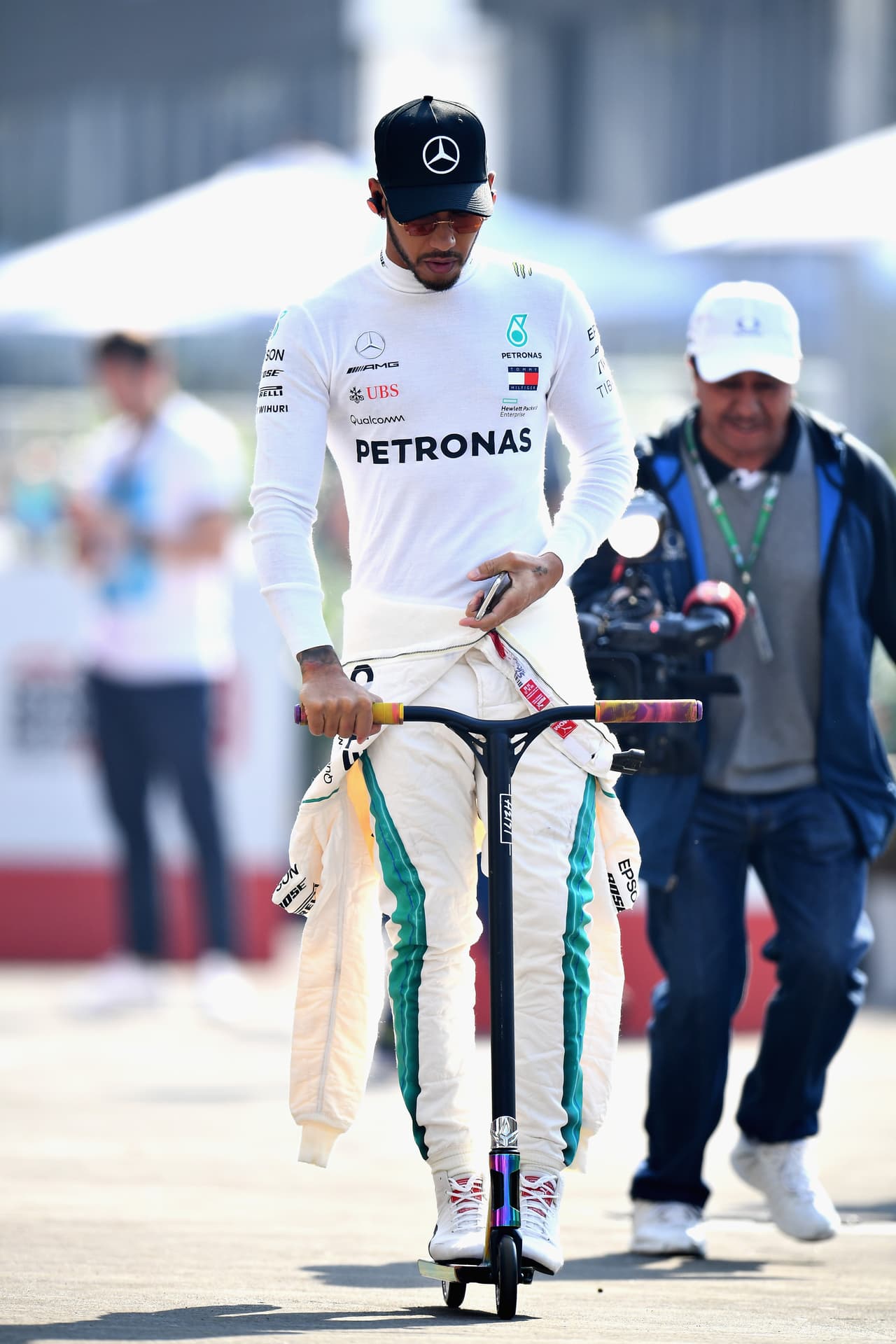 Lewis Hamilton llegó a las prácticas de este viernes en el Autódromo Hermanos Rodríguez de una forma peculiar.