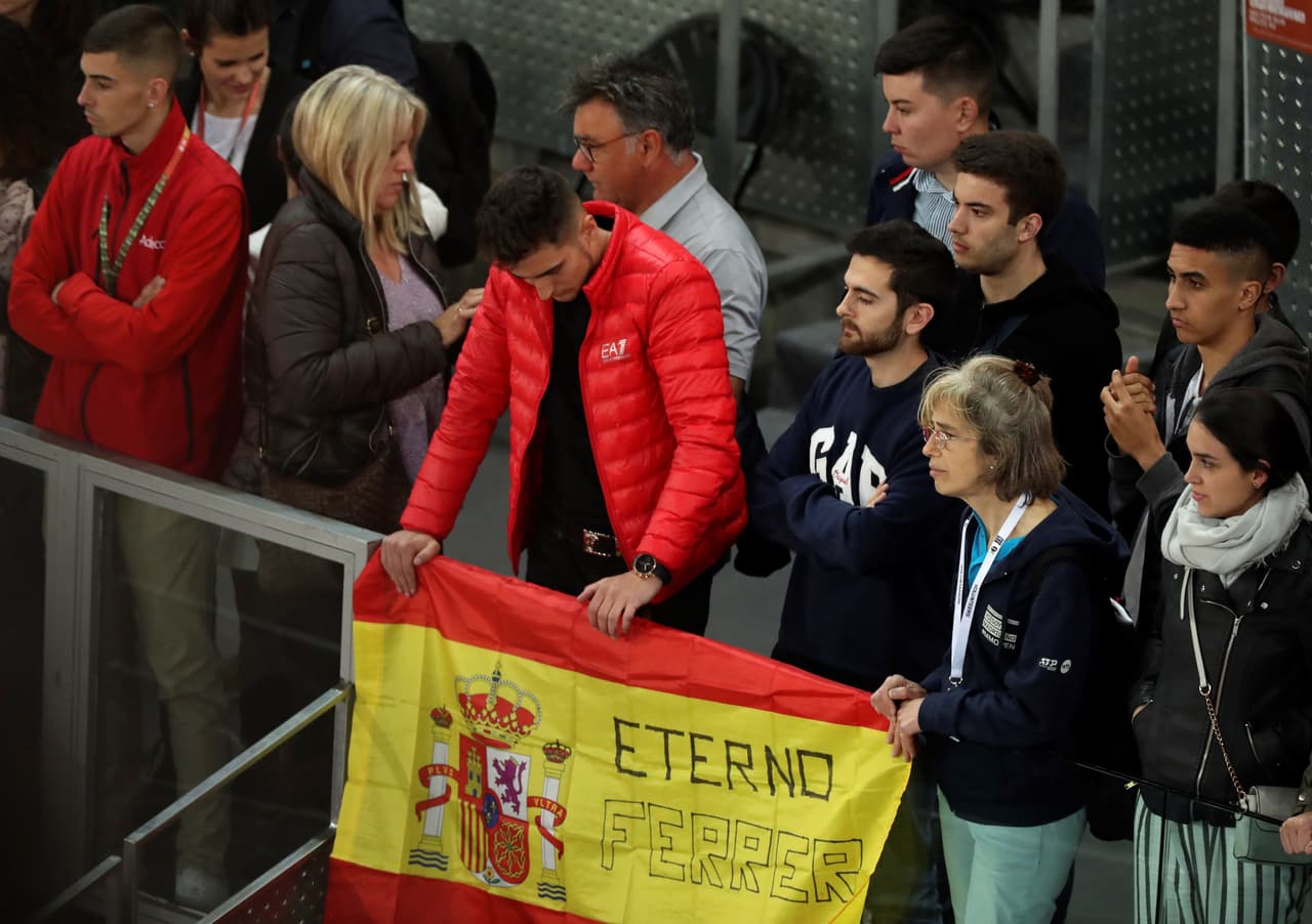 Seguidores del tenista David Ferrer durante el homenaje en la despedida del tenista alicantino a la finalización del partido de treintaidosavos de final del Mutua Madrid Open que ha disputado ante el alemán Alexander Zverev, este miércoles en la Caja Mágica.
