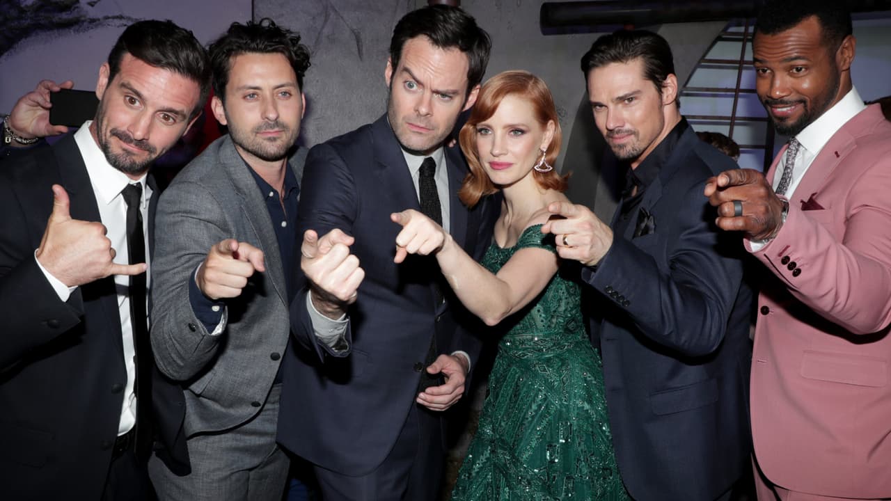 James Ransone (izq.) aparece junto con el resto del elenco de la película 'It: chapter two'.