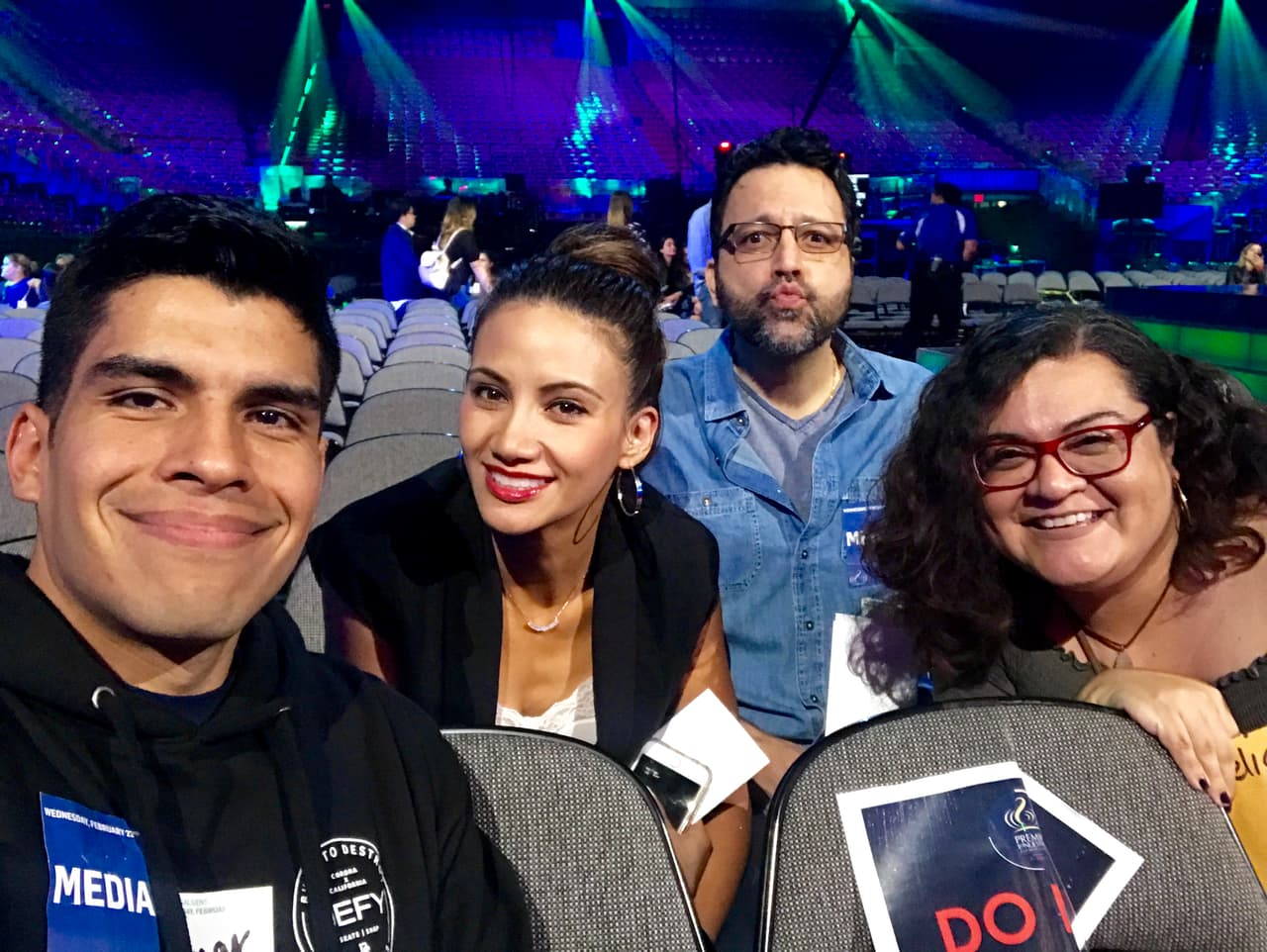 Mientras esperaban, no podía faltar el tradicional 'selfie' con todo el equipo.