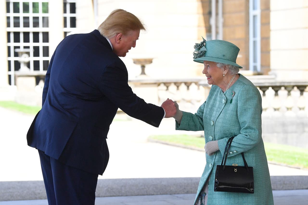 A los 93 años de edad Isabel II recibió a Donald Trump, el 3 de junio de 2019. El expresidente estuvo en Reino Unido en una visita de estado que duró tres días, un viaje en el que no faltaron las polémicas especialmente por sus arremetidas
<a href="https://www.univision.com/noticias/politica/trump-empieza-su-visita-a-reino-unido-con-un-enfrentamiento-verbal-con-el-alcalde-de-londres-si-por-twitter"> <b>contra el alcalde de Londres, Sadiq Khan. </b></a>