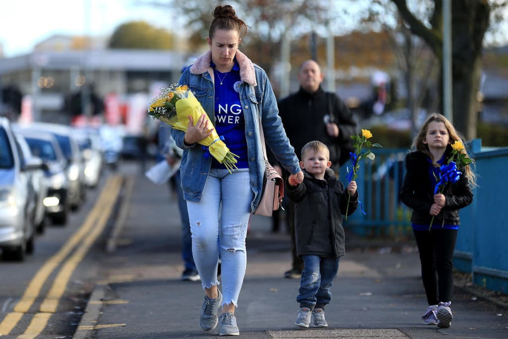 Los fanáticos del Leicester acudieron en gran número con flores y ofrendas para rendir homenaje.