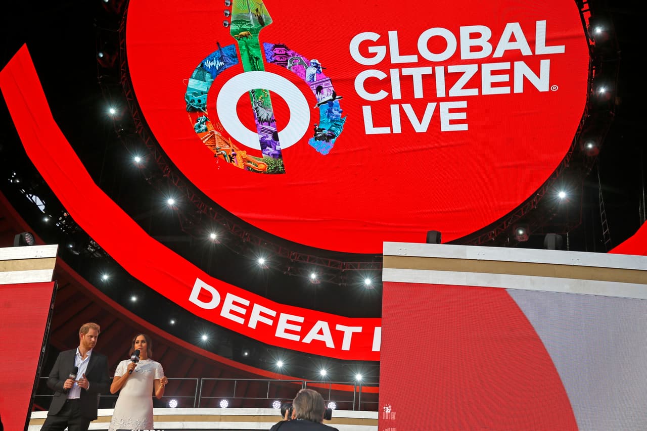 El 'look' lo completó con unos tacones Manolo Blahnik de
<b>664 dólares</b> y unos aretes Cartier.
<br>