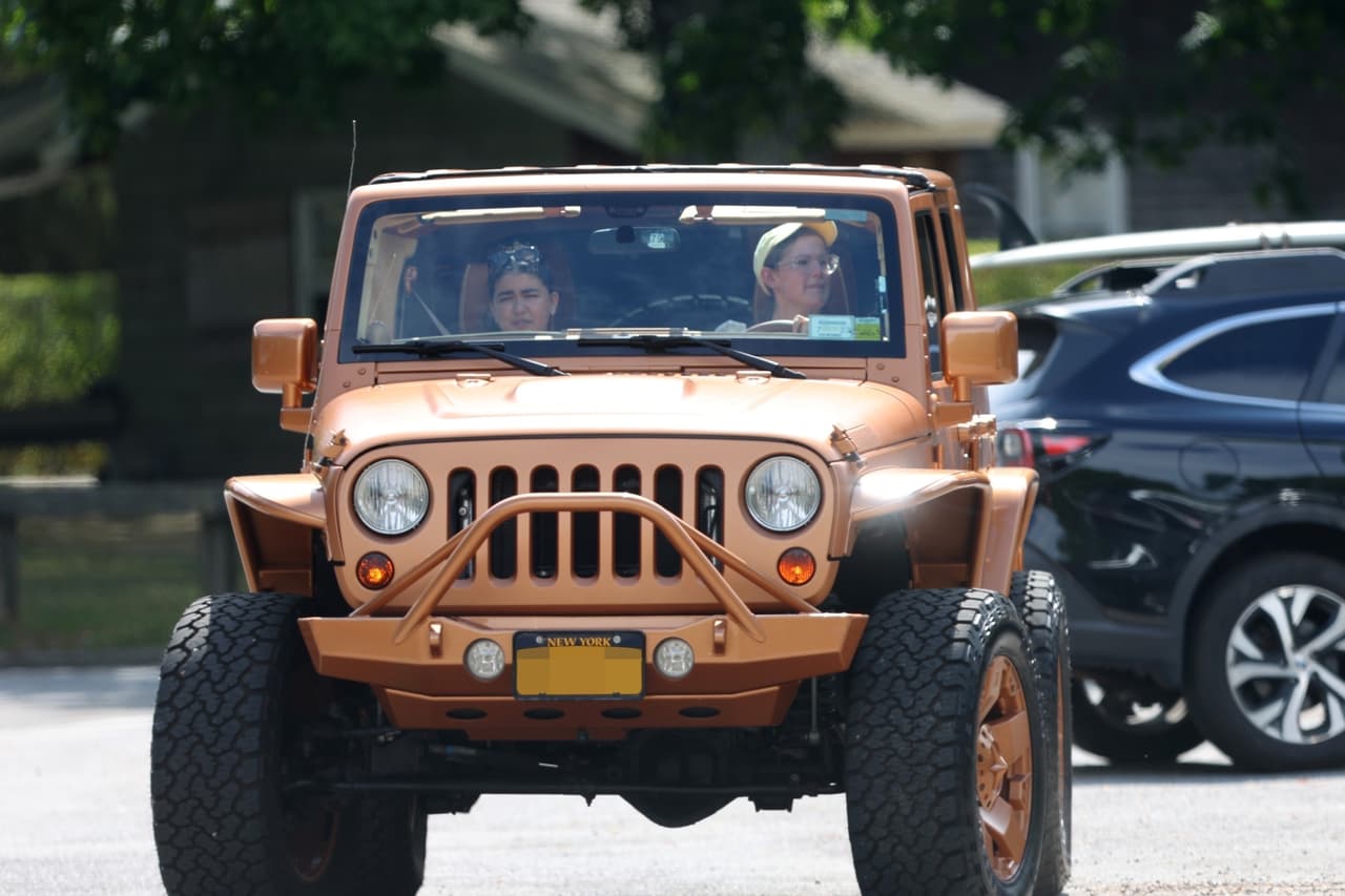 Hijastra mayor de JLo demuestra sus habilidades al volante.