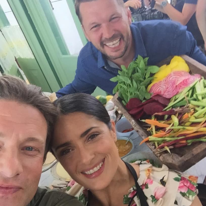 La actriz mexicana Salma Hayek compartió desde muy temprano una imagen sin Rosca de Reyes pero sí de comida libanesa 
<i>"Hey @jamieoliver, you need to get better at #selfies Watch me tonight on #FridayNightFeast making his version of my favorite Lebanese food".</i>