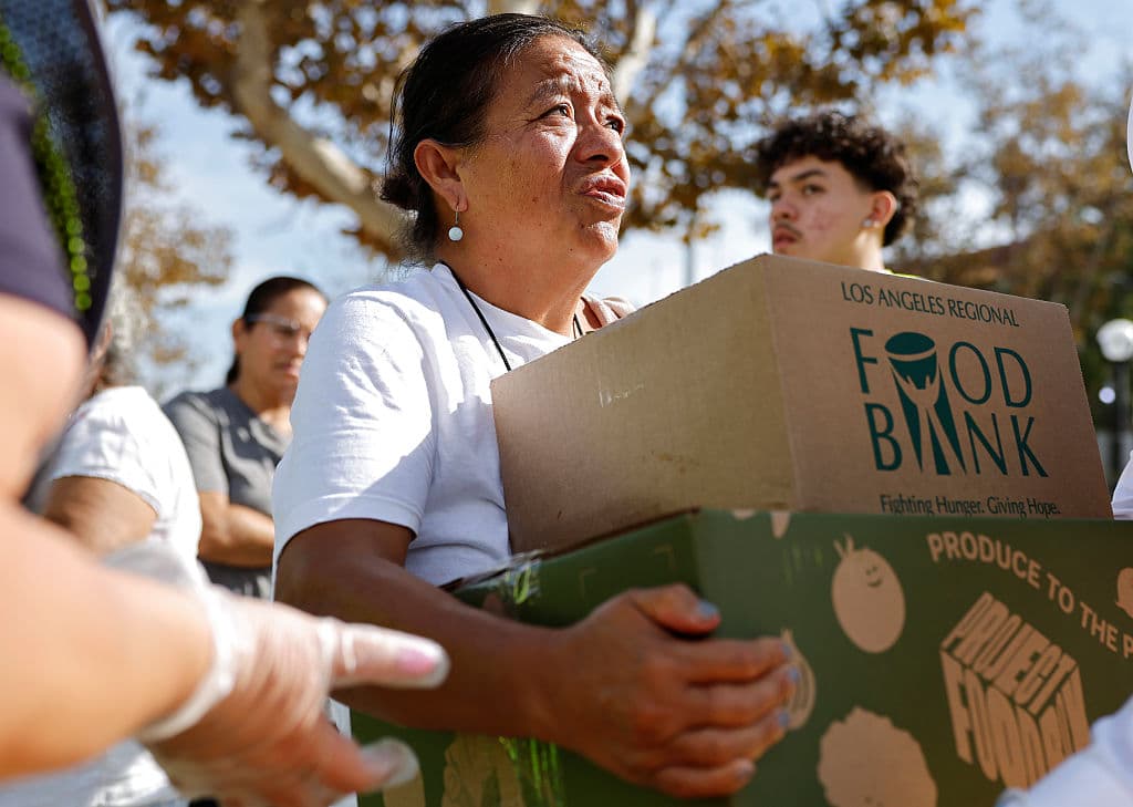 En la mayoría de las cajas que recibieron más de 2,000 personas, en distintos lugares de la ciudad de Los Ángeles, había pavo, huevos. vegetales y conservas.