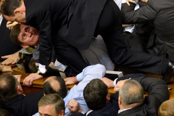 Mientras que los parlamentarios de la oposición se encaramaban al presidio, los representantes del PR del presidente ucraniano, Víctor Yanukóvich, los empujaban.