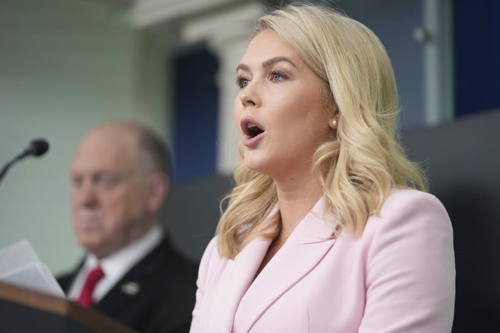 La secretaria de prensa de la Casa Blanca, Karoline Leavitt, acompañada por el zar de la frontera, Tom Homan, en una rueda de prensa este 28 de abril de 2025.