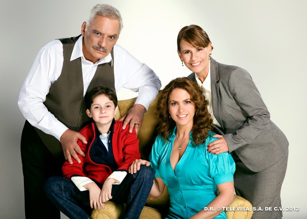 En Por Ella Soy Eva (2012), también protagonizada por Lucero, 
<a href="https://www.univision.com/famosos/muere-manuel-ojeda-actor-penso-rechazar-pelicula-dos-bribones-tras-la-esmeralda-no-ingles">Manuel Ojeda encarnó</a> al padre del personaje de la actriz. Eduardo Moreno era un hombre intransigente, machista y misógino. 
<br>