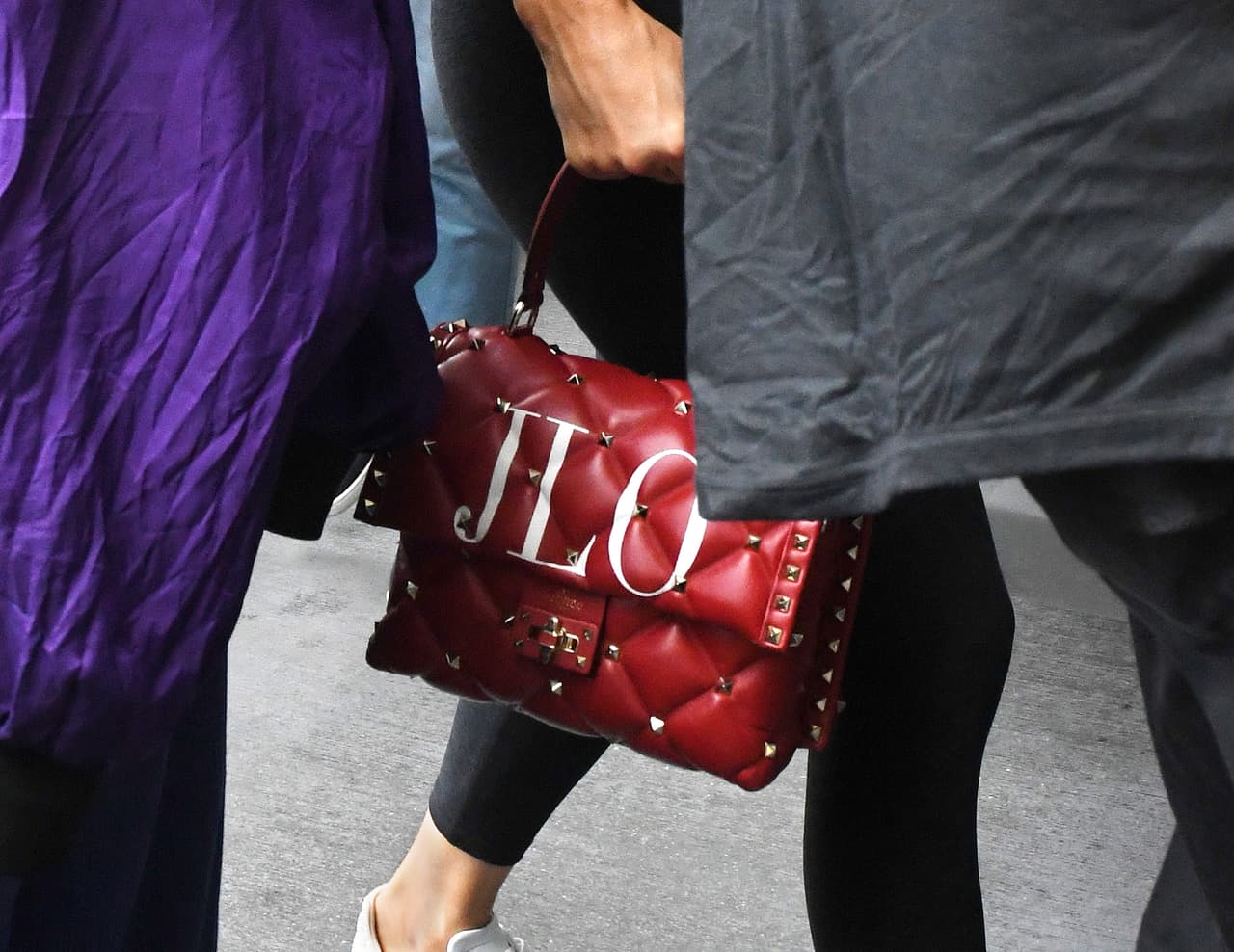 Habrá quien piense que si tiene casi 3,000 dólares para un bolso y anda en un auto de 450,000 dólares, tal vez la 'Diva del Bronx' y su "macho bello" podrían haber sido más generosos, tomando en cuenta que precisamente el jueves ella estrenó el video del tema 'Dinero'.