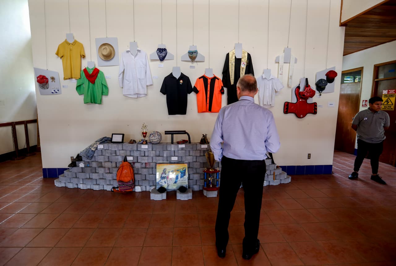 En una esquina, al fondo, se encuentra la patineta de Alvaro Conrado, un adolescente que murió en abril de 2018 porque varios hospitales le negaron la atención médica tras recibir el disparo de un supuesto francotirador en la garganta. "El niño, para uno siempre van a ser niños", comentó su padre en la exposición.