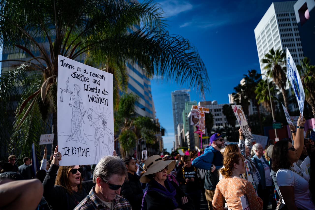 Con pancartas y carteles los participantes buscan exigir a los funcionarios electos que presten atención a la justicia climática, la libertad reproductiva y los derechos de los inmigrantes.