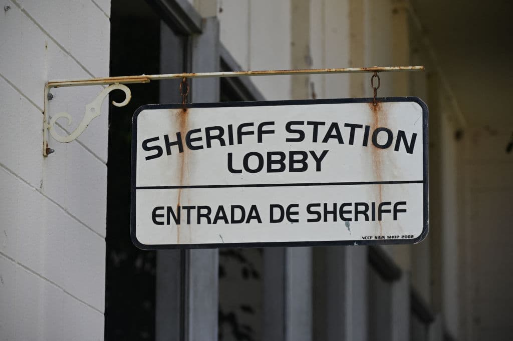 El reporte de la estación en City of Industry indica que la menor entró y se apoderó del
<b><a href="https://www.univision.com/local/los-angeles-kmex/al-punto-california/legisladores-se-unen-ante-la-proliferacion-de-armas-de-fuego-en-los-angeles-medidas-para-reducir-la-violencia-video" target="_blank">arma de fuego</a></b> de un oficial. No se explicó exactamente cómo lo hizo.