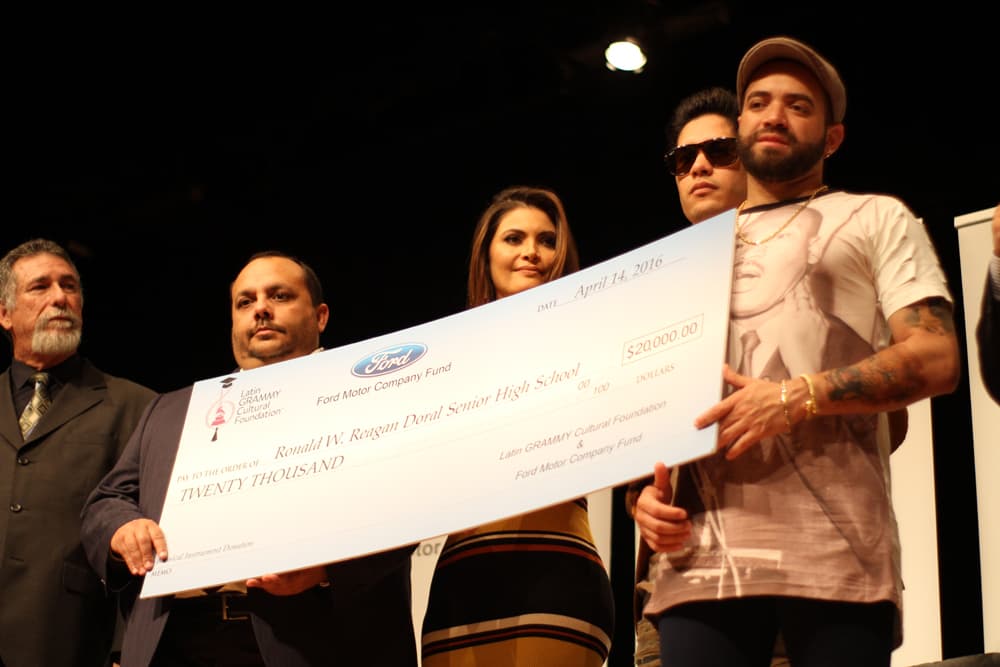 También aprovecharon para participar en el donativo por $20 mil dólares que se hizo en instrumentos musicales a la escuela.