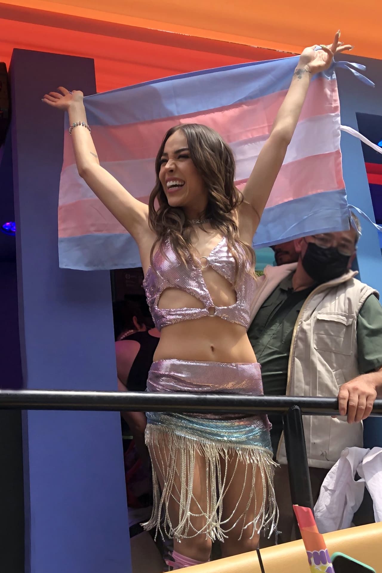 Usando un sensual conjunto rosa, asistió a la marcha LGBT+ en junio de 2022, en la Ciudad de México. Sus fans aplaudieron el apoyo que muestra hacia la comunidad y la lucha por sus derechos.