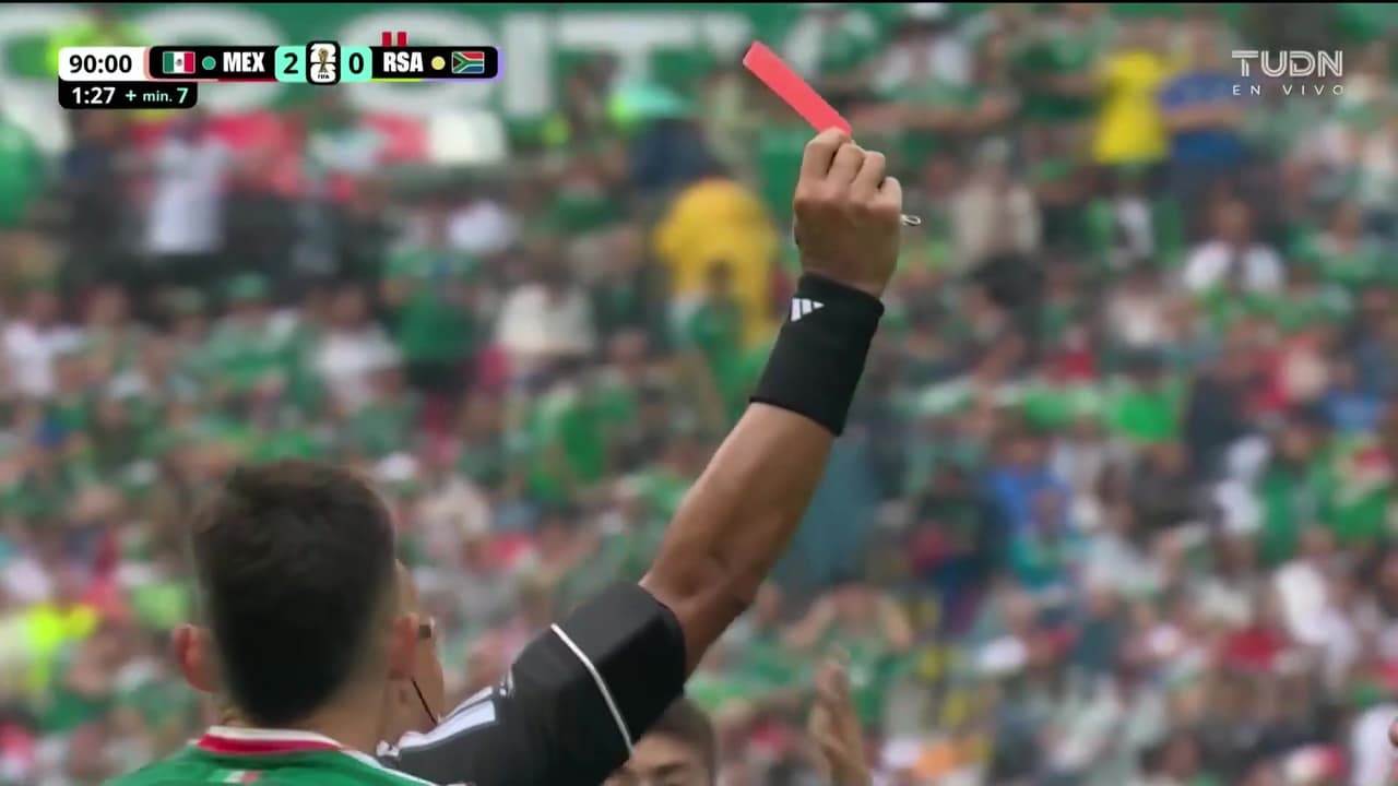 ¡Roja para México! ¡Montes se va expulsado por una entrada sobre Mudau!
