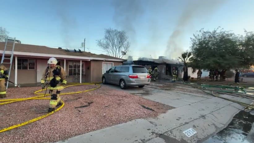 El Departamento de Bomberos de Phoenix informó que 
<b>todos los habitantes se pusieron a salvo</b> fuera de las casas en llamas.