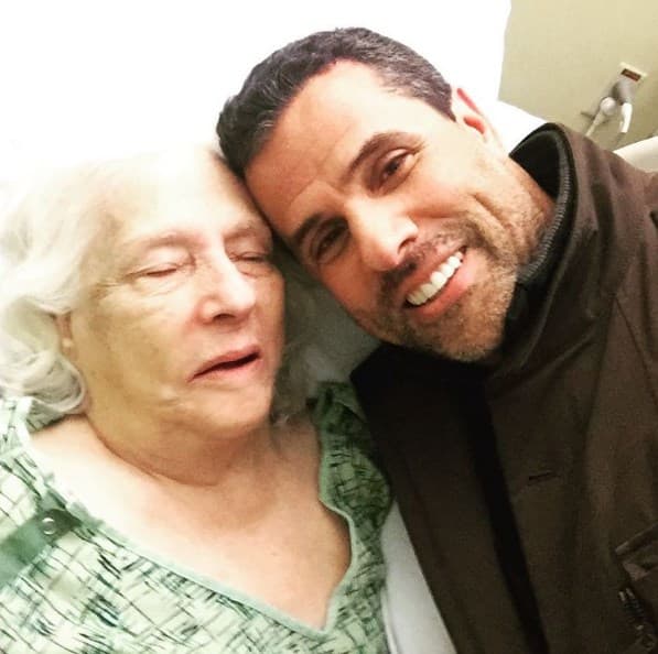 Últimas horas con mamá. Con bellas imágenes compartidas en sus redes sociales Marco Antonio espera la partida de su mamá, una despedida que asegura no será eterna porque espera reencontrarse con ella cuando llegue el momento.