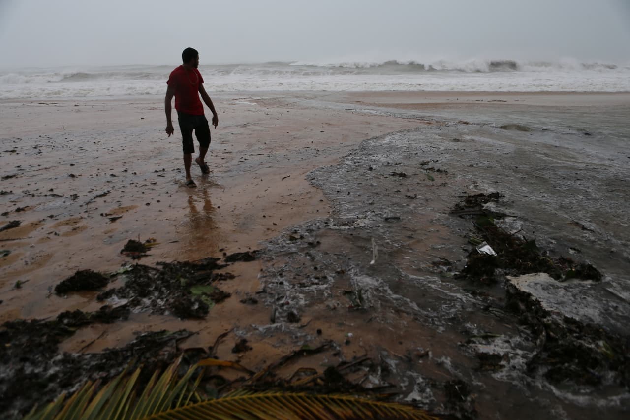 El viento frente al mar en Loquillo, el ojo del huracán se encuentra algunas millas al norte de la costa de Puerto Rico.
