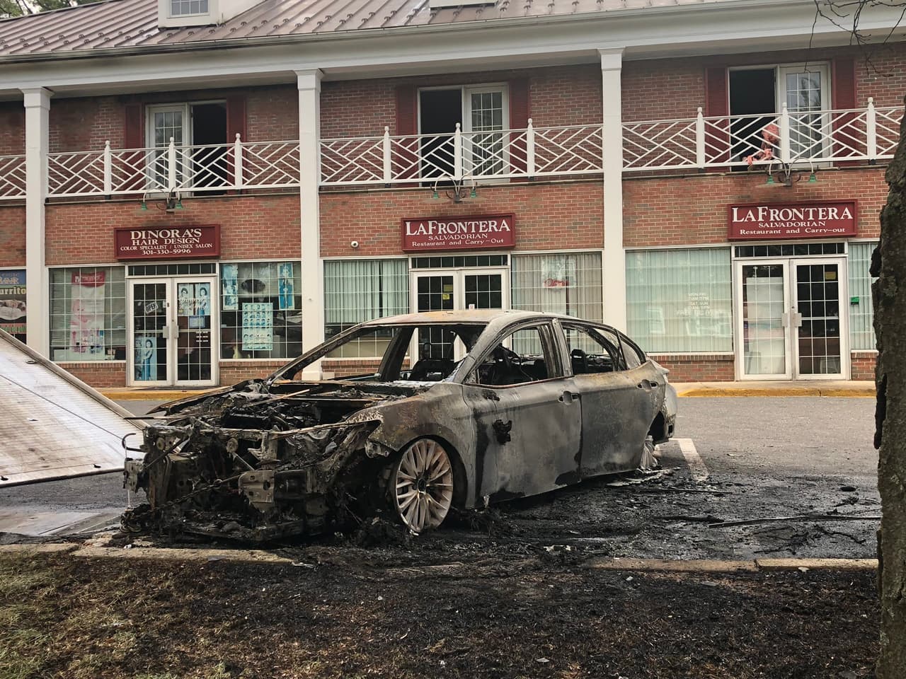 Los socorristas también respondieron a un llamado en Fulks Corner, afuera del Departamento de Policía de Gaithesburg. No hay reporte de personas heridas, ni se han dado a conocer más detalles sobre el detenido, quien está siendo interrogado.