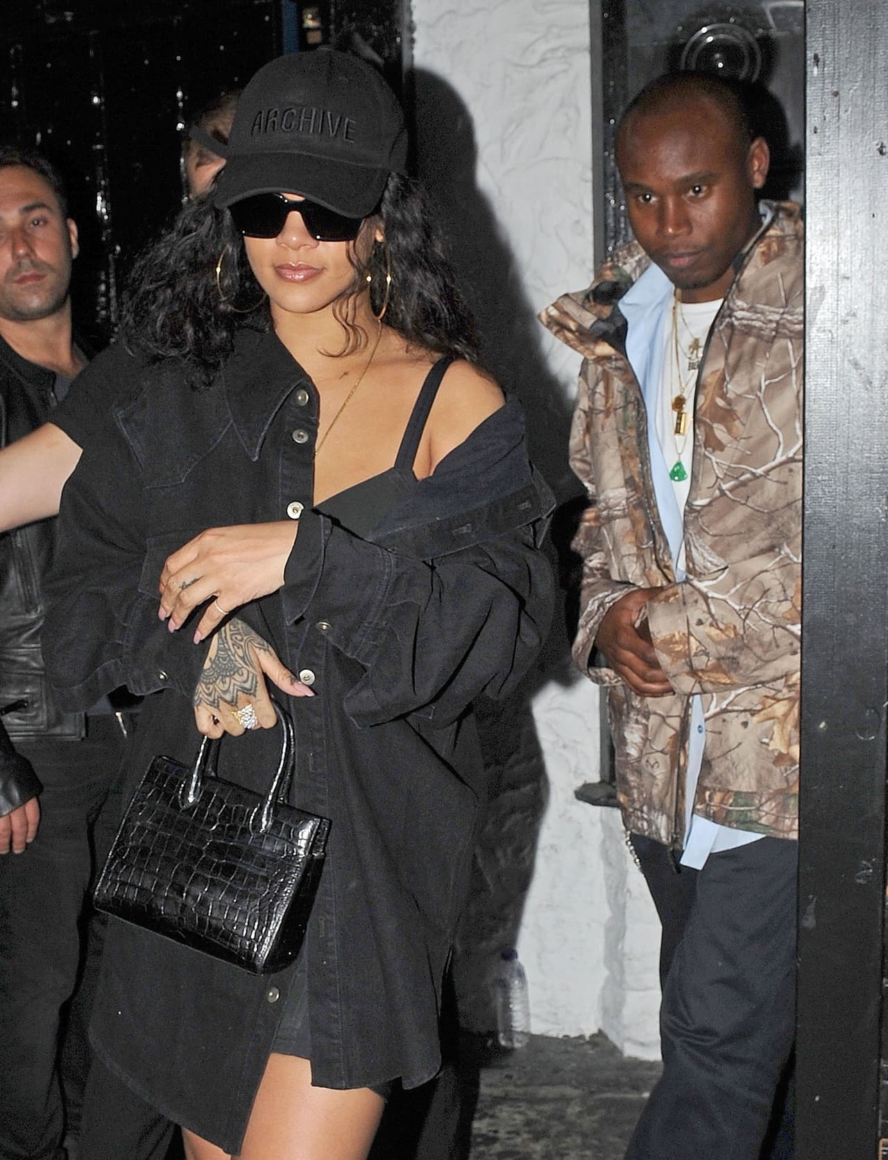 Para una salida de sábado por la noche en junio, Rihanna también lució un bolso Stalvey pero en piel lagarto negra.
