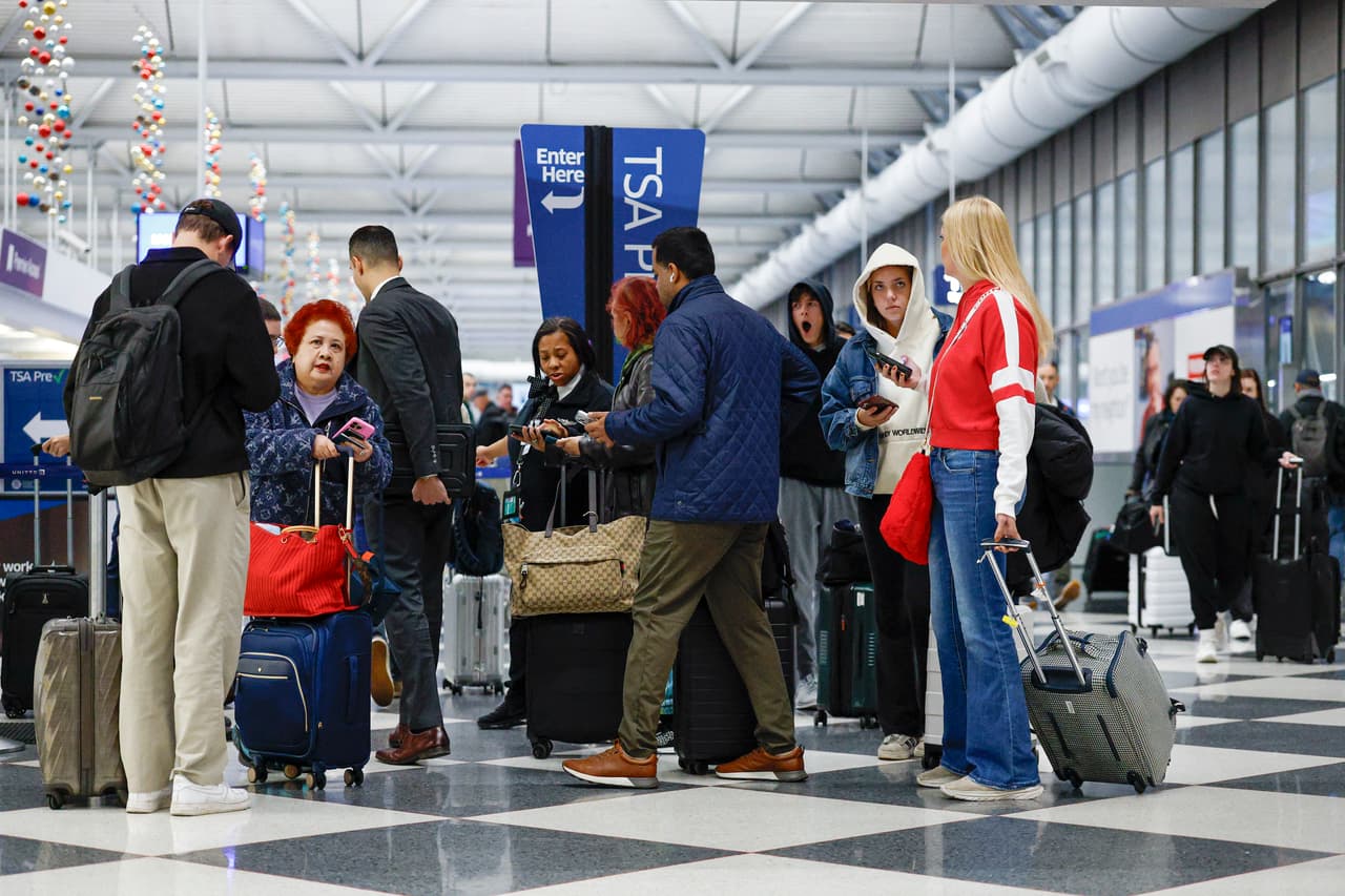 En Chicago, hasta el sábado 
<b>se reportaron 83 vuelos cancelados en O’Hare y 16 en Midway, de acuerdo con autoridades aeroportuarias.</b>
<br>
<br>Este domingo, el sitio reporta retrasos de unos 40 minutos en promedio.
<br>
<br>Hasta el mediodía se reportaban 
<b>24 vuelos cancelados y 174 con demoras.</b>