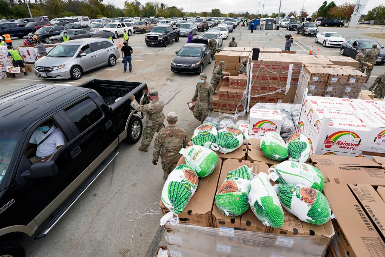 <b>La tasa de desempleo llegó a 14.7% en abril, lo que representa un récord</b>, según la 
<a href="https://www.bls.gov/"><u>Oficina de Estadísticas Laborales</u></a>. Desde entonces, ese número ha disminuido al 6.9% en octubre pero las organizaciones benéficas se mantienen a su máxima capacidad. En la fotografía, personal del Ejército estadounidense repartiendo alimentos en Arlington, Texas, el 20 de noviembre.