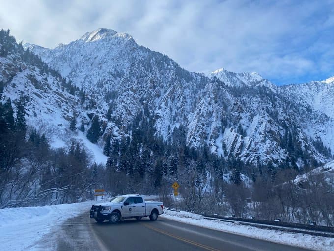 Autoridades determinan el cierre parcial de la ruta estatal 190 debido a los deslizamientos de nieve