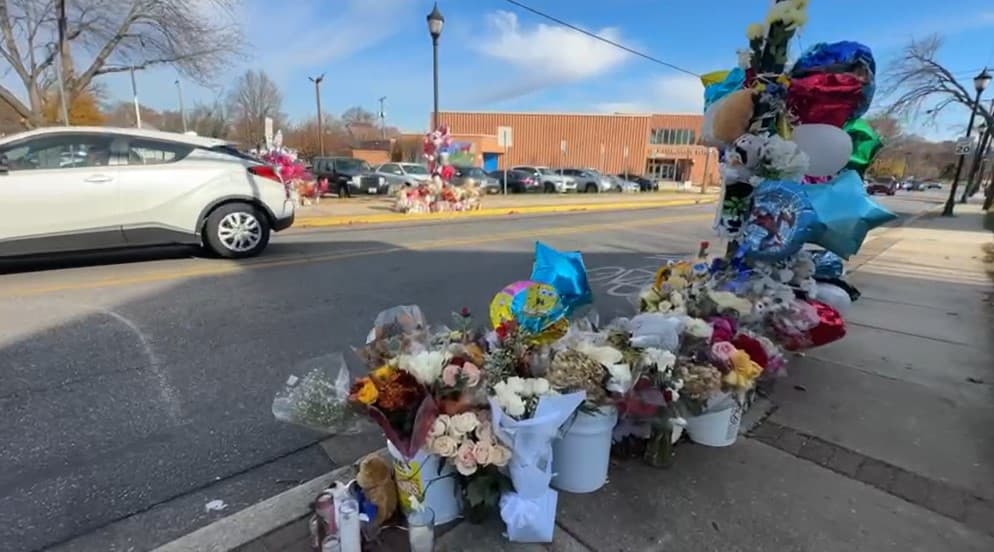 Sin embargo, los niños y el papá de Sky, quien caminaba a su lado, fueron atropellados por la conductora de una van que iba en dirección sur sobre la Taylor Road, quien los impactó tras dar un giro a la izquierda en Riverdale Road.