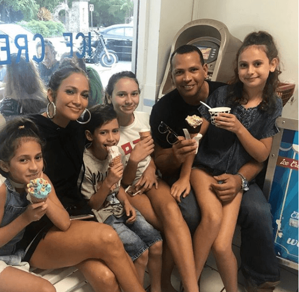 La incógnita fue revelada por el mismo Alex, quien compartió esta foto junto a la intérprete de 'Booty', Emme, Maximilian, así como Natasha y Ella.